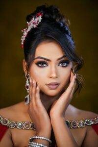 #MakeupForRoundFaces, #SculptedLook, #FaceContouring, #RoundFaceMakeup, #MakeupTips2025, #ElongatedFaceLook, #BlushPlacement, #DefinedJawline, #BrowShapeForRoundFace, #MakeupByJewelOfNoor